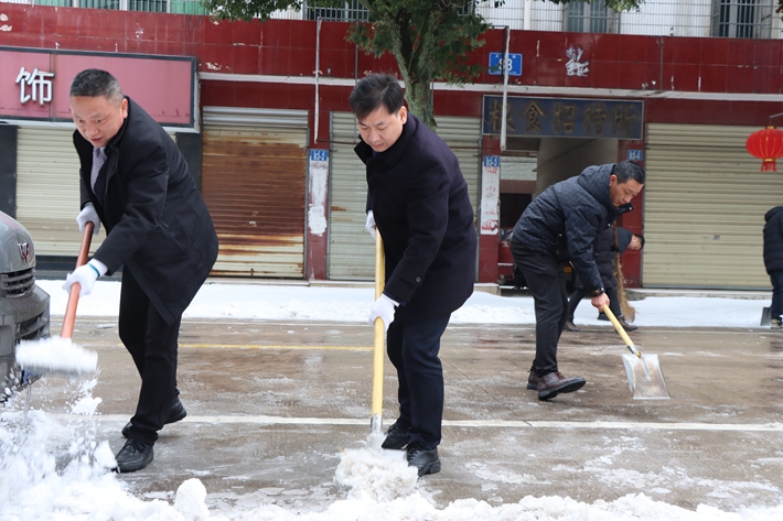 杨秀颀督导县城区铲雪除冰工作