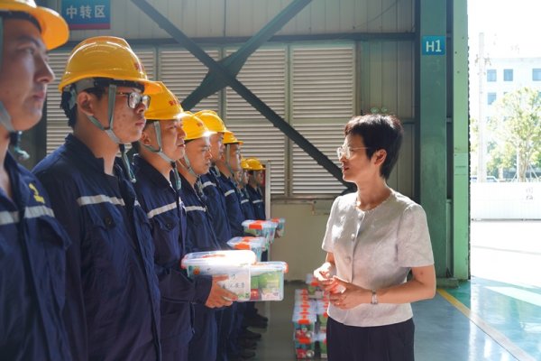 杨文萍廖志远走访慰问高温作业一线职工